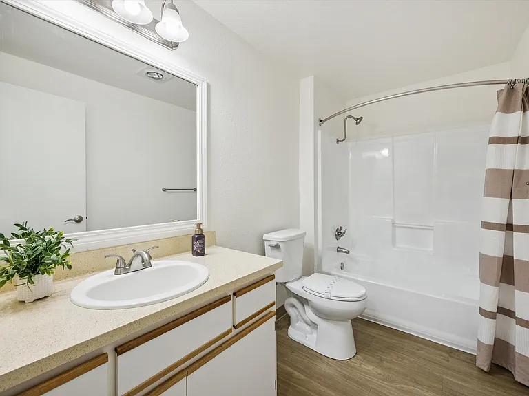 Crestbrook Apartments — Photo 24
