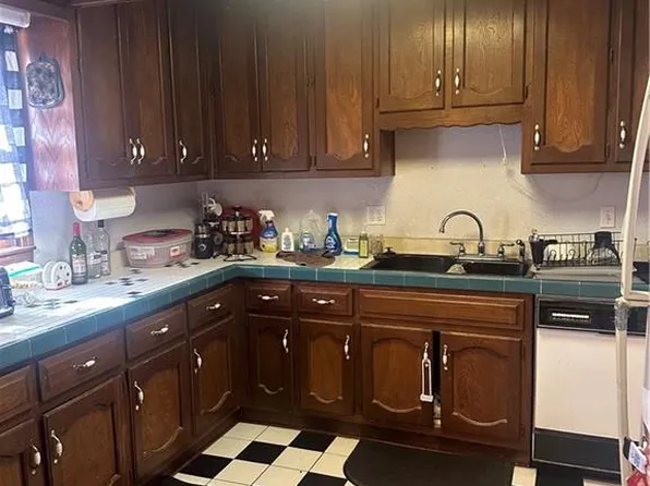 605 Pearl St, East Lynne, MO 64743