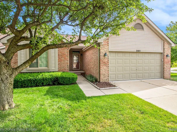 303 Texknoll Dr #35, Brighton, MI 48116