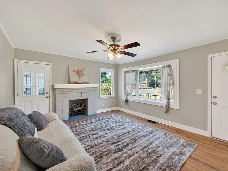 450 Williamsburg St — Photo 8
