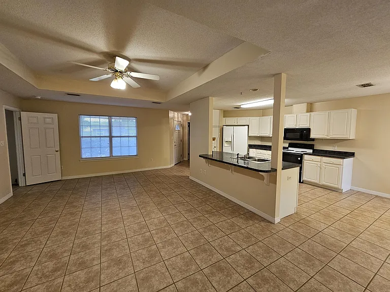 9425 Victoria Ln — Photo 12