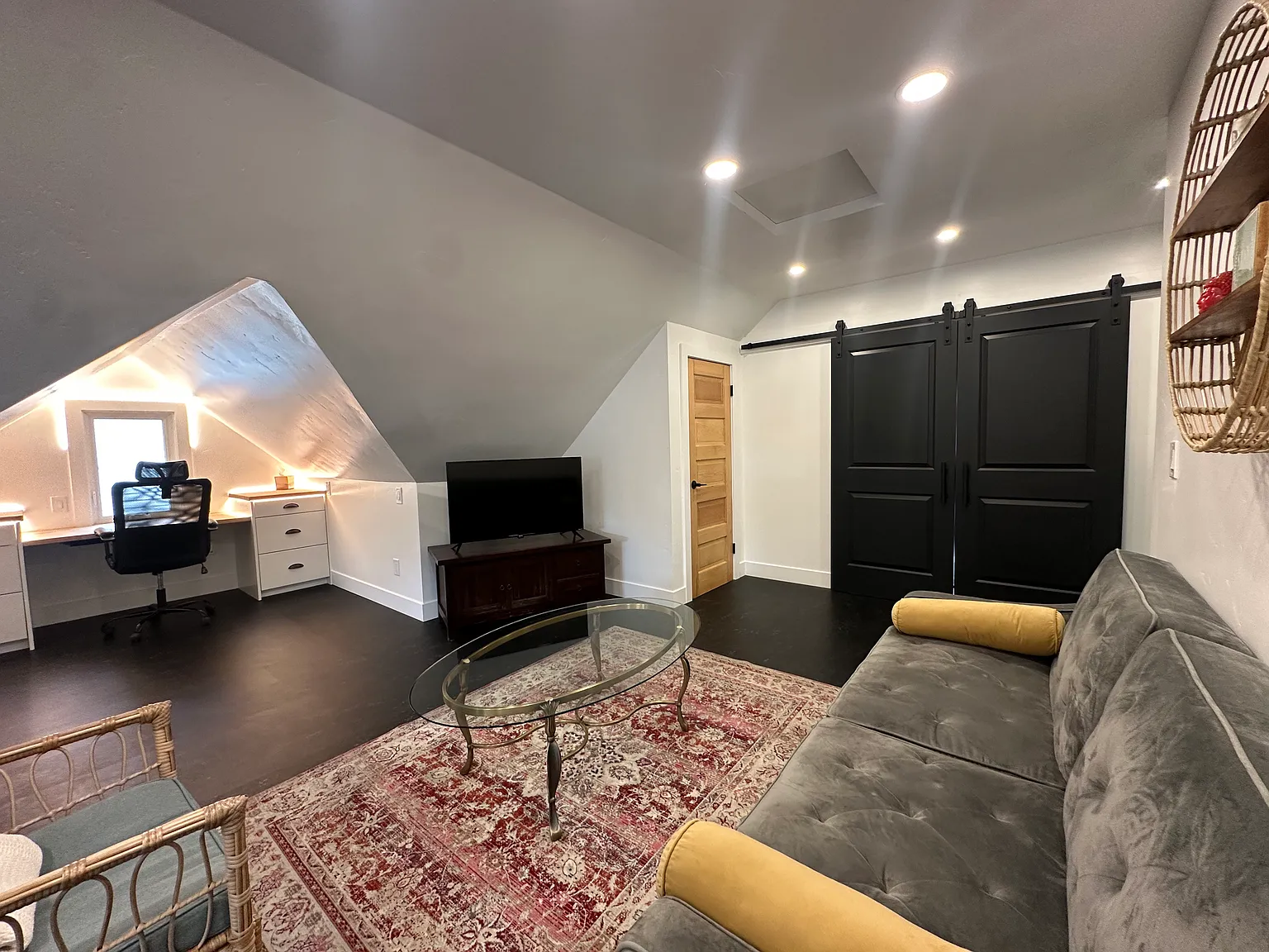 617 E Krall St — Photo 3