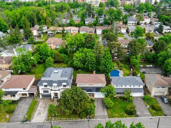 10 Hearthstone Cres, Toronto, ON M2R 1G3