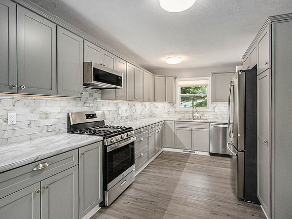 4th image of 10098 Woodlawn Dr