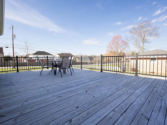 4th image of 3312 E Schmitt Ln