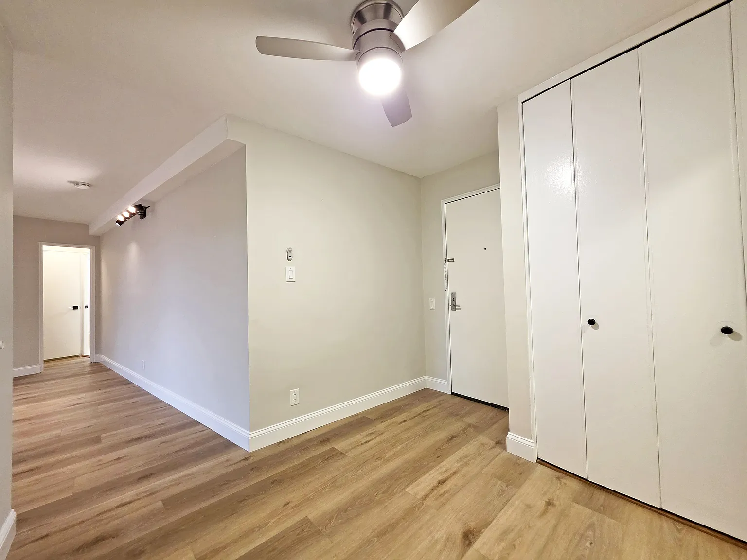 Studio, 549 sqft, $2,040 — Photo 3