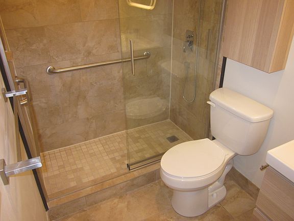 4th image of 950 NE 199th St APT 303