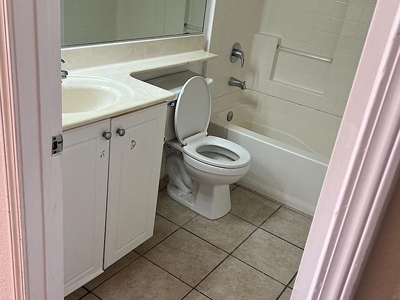 3rd image of 1025 Estes St Unit 15