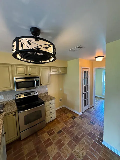 4 bed, 2.5 bath, 2329 sqft, $2,100 — Photo 4