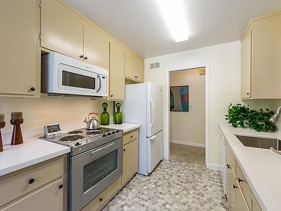 4th image of 280 Waverley St #8