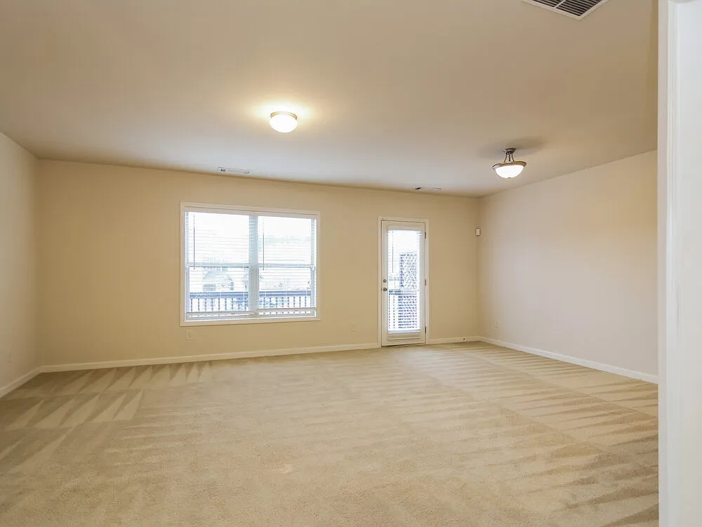 3 bed, 2.0 bath, 1905 sqft, $2,310 — Photo 2