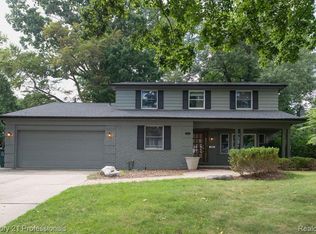 912 S Glenhurst Dr, Birmingham, MI 48009