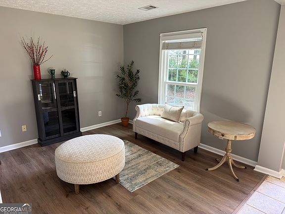 4th image of 105 Plymouth Pl
