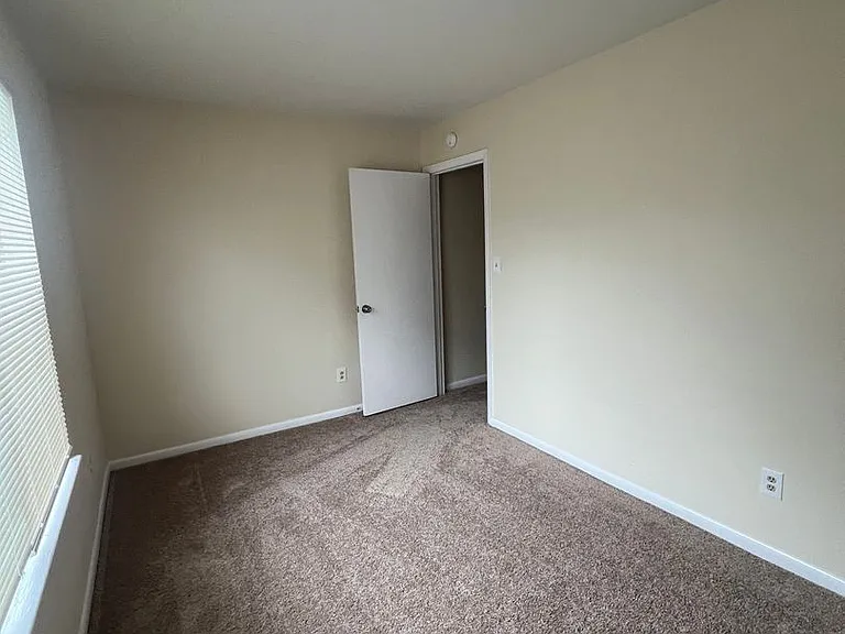 2609-2643 Elliott Ave — Photo 11
