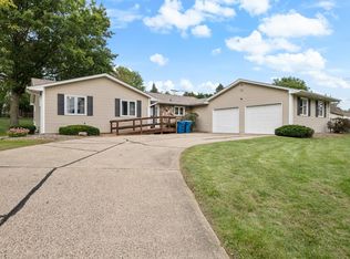 1414 Royal Oak Ct, De Witt, IA 52742