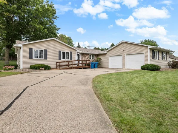 1414 Royal Oak Ct, De Witt, IA 52742