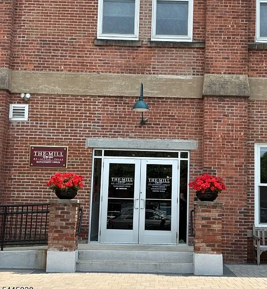 280 Main St — Photo 8