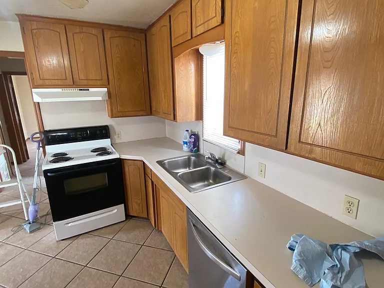 520 N Indiana St — Photo 4