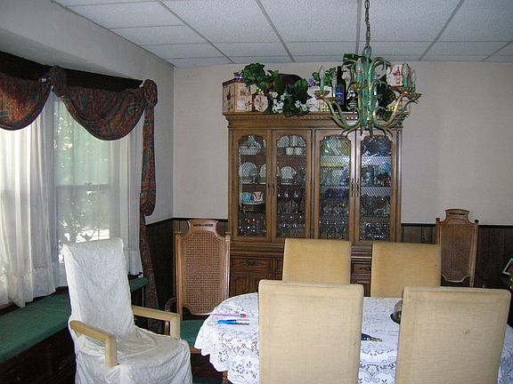 Dining Room has Pocket doors! 