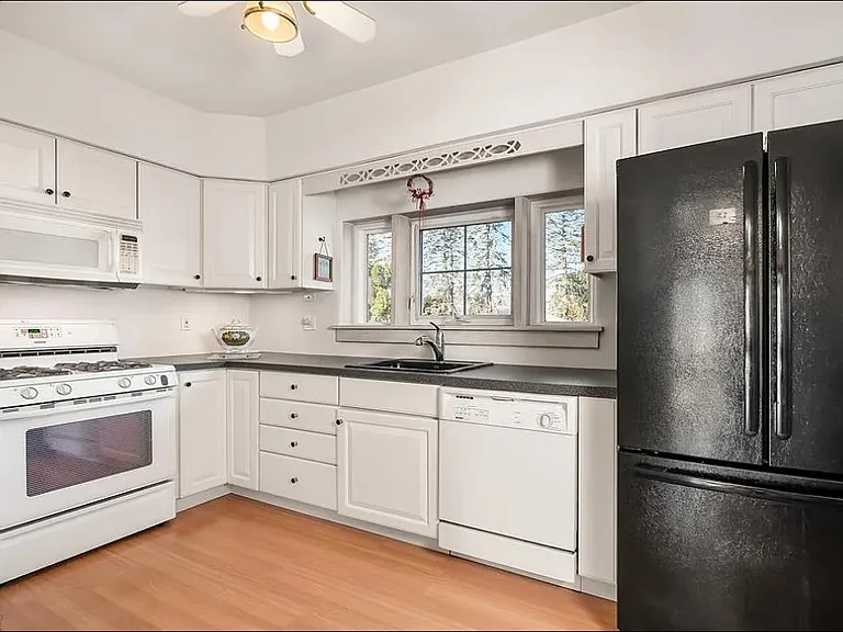 145 W Brookdale St — Photo 8