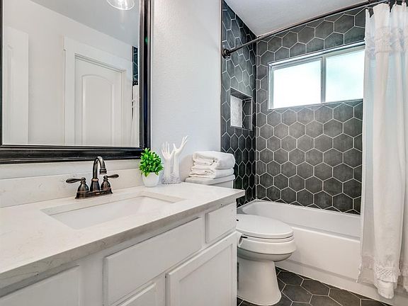 3rd image of 1185 London Dr