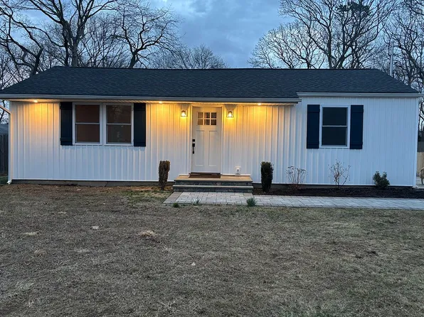 577 Spruce Ave, Sayville, NY 11782