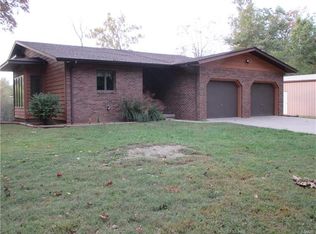 11901 Pinetree Rd, Carlyle, IL 62231