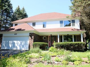 207 N Shore Dr, Oakwood Hills, IL 60013
