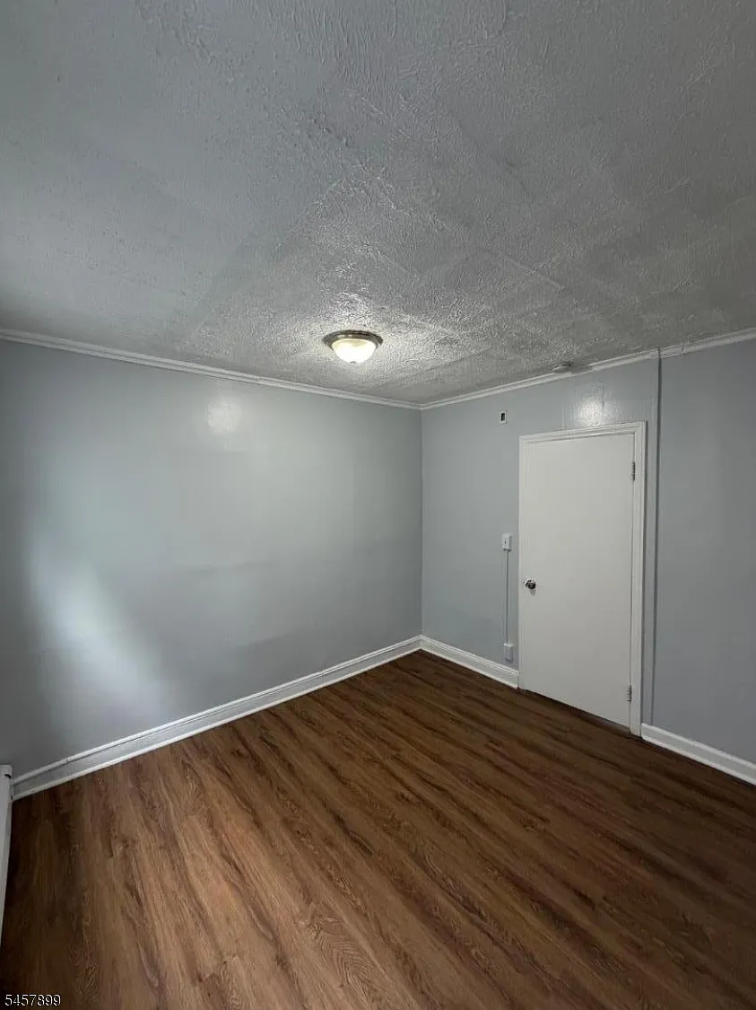 3 bed, 1.5 bath, 2851 sqft, $2,100 — Photo 4