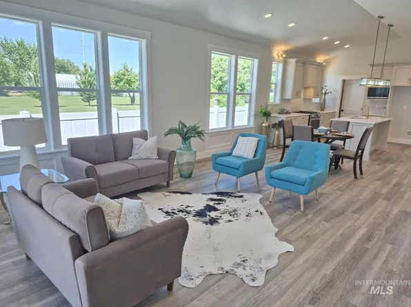 933 S Almond St, Nampa, ID 83686