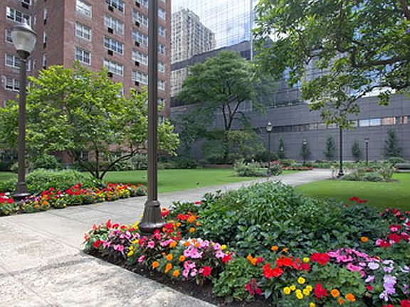 3rd image of 30 W 60th St APT 14C
