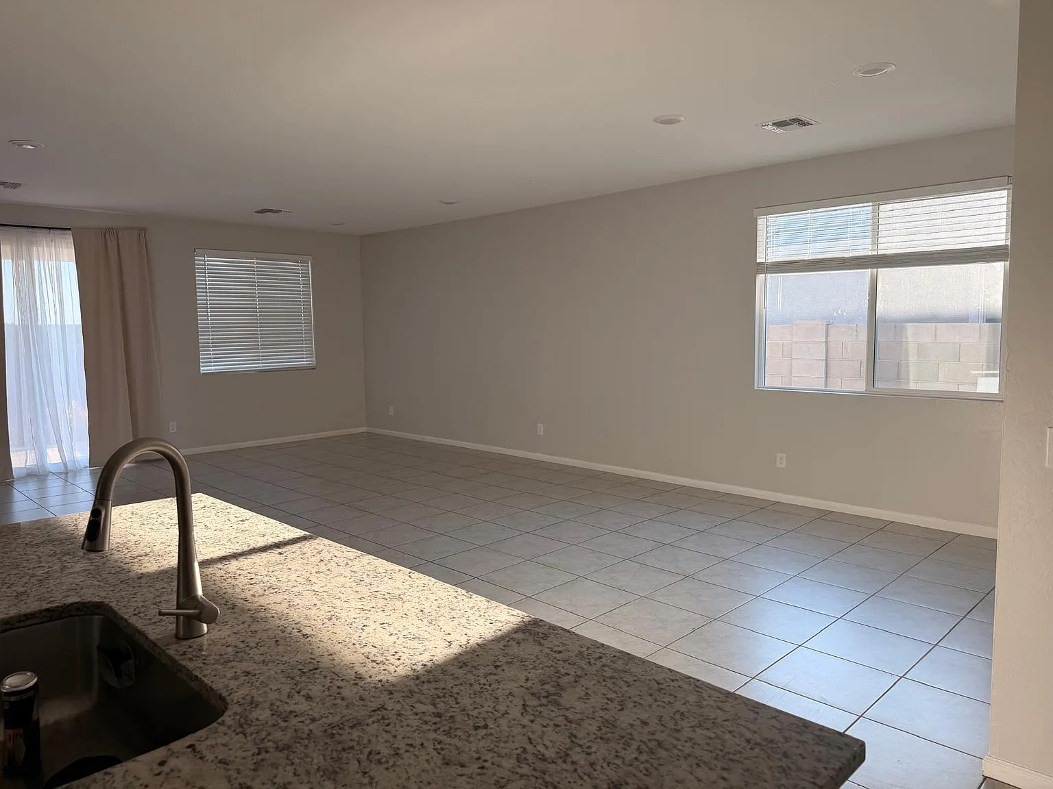 3 bed, 1585 sqft, $2,000 — Photo 3