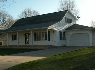 621 2nd St NW, Dyersville, IA 52040