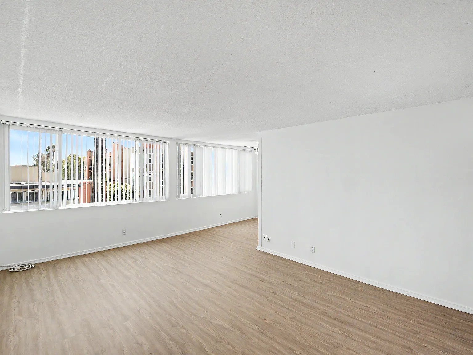 Hollywood Apartments — Photo 3