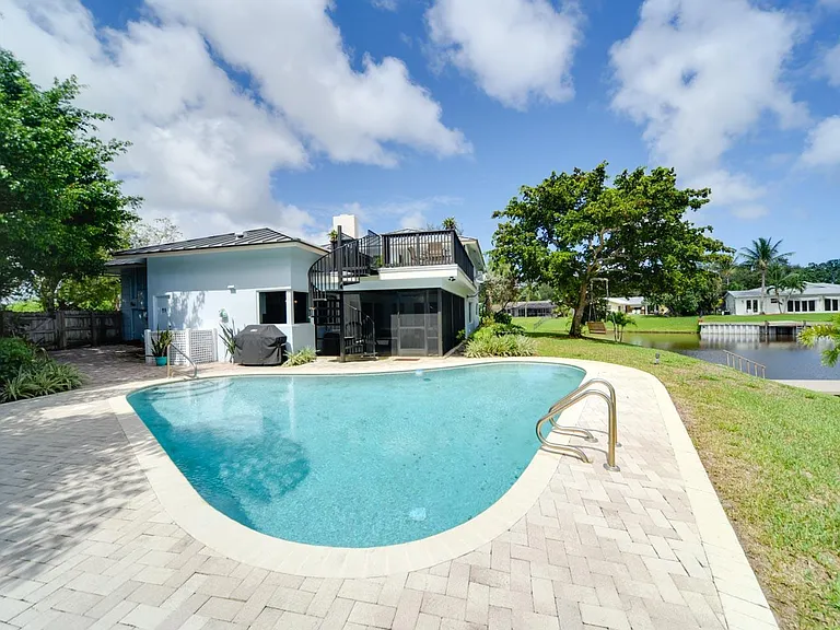110 SW 11th Ave — Photo 32