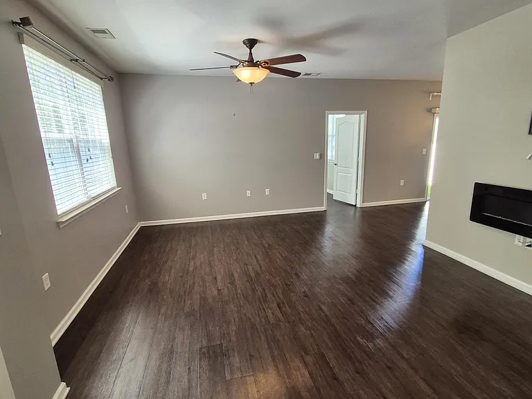 1325 Emsworth Dr — Photo 17