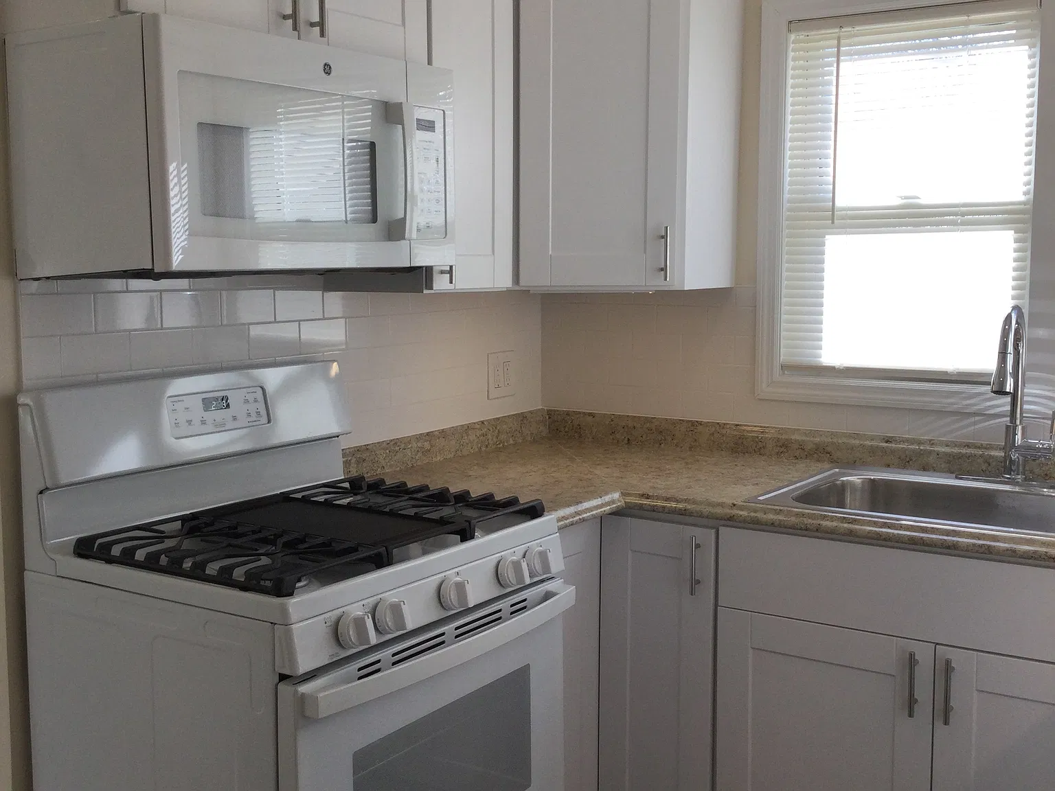 2 bed, 1800 sqft, $1,825 — Photo 3