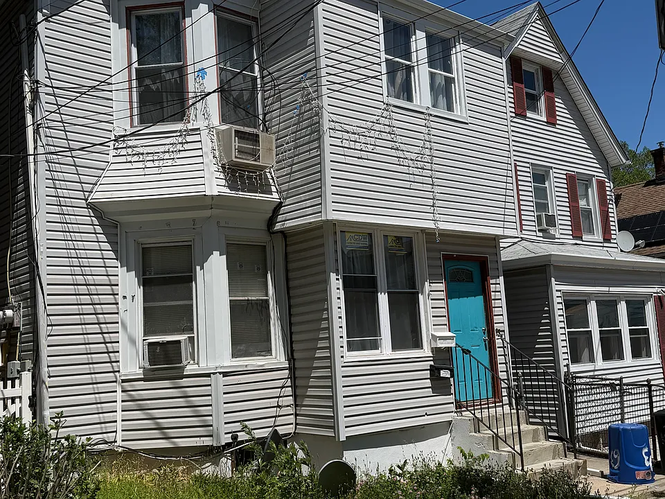 63 Llewellyn Ave #2