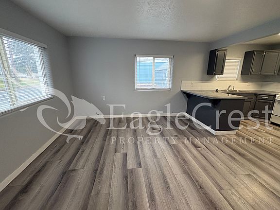 5th image of 223 SE Roseville Ln #E
