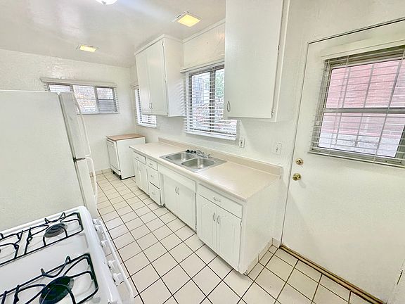 5th image of 11238 Oxnard St