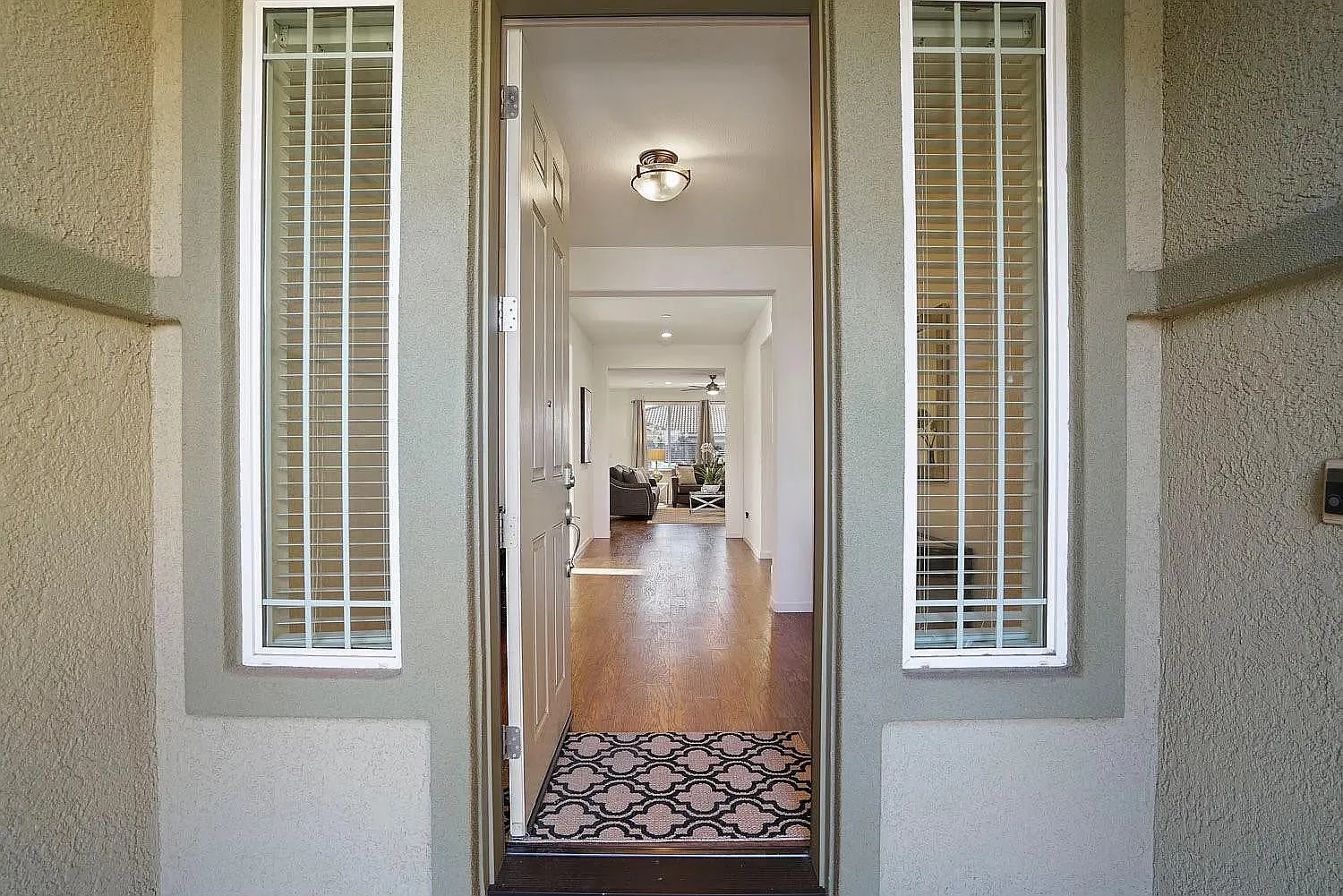 3 bed, 2.5 bath, 2300 sqft, $3,690 — Photo 2
