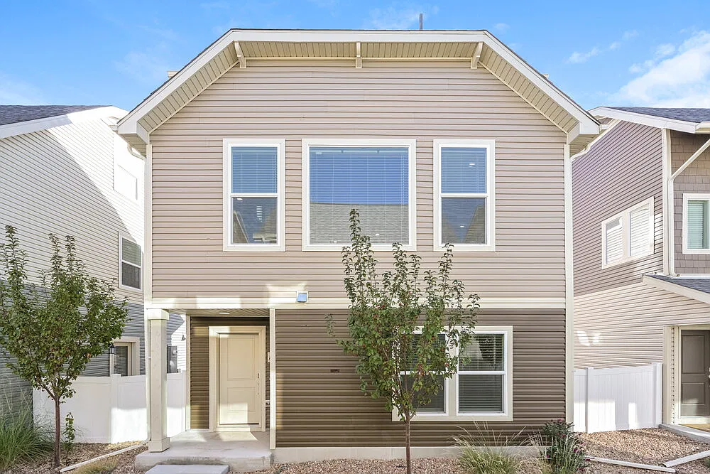 4 bed, 3.0 bath, 1595 sqft, $4,040 — Photo 1