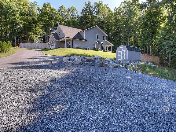 4th image of 160 Cindy Anne Dr