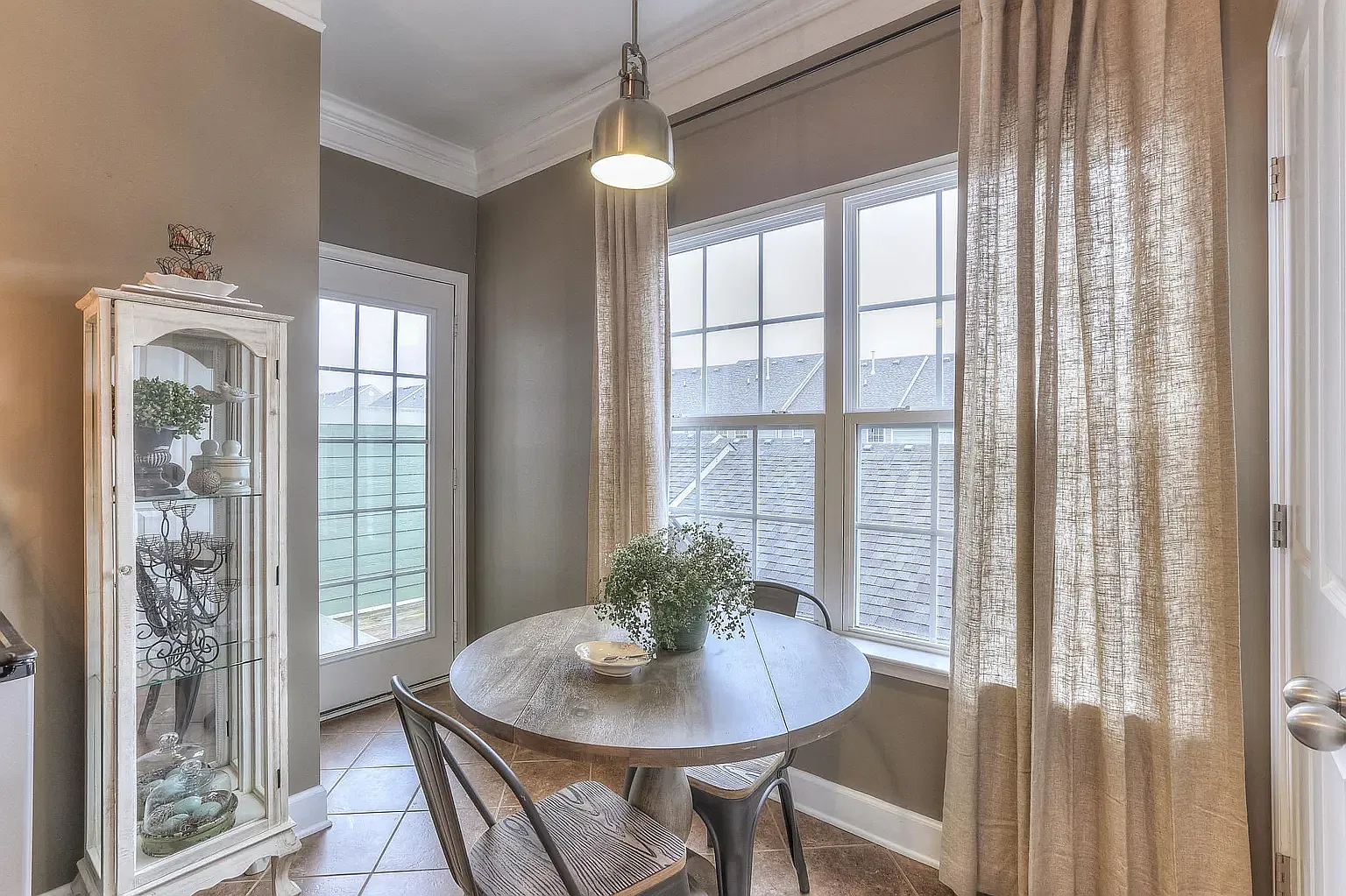 3 bed, 2.5 bath, 1450 sqft, $2,100 — Photo 4