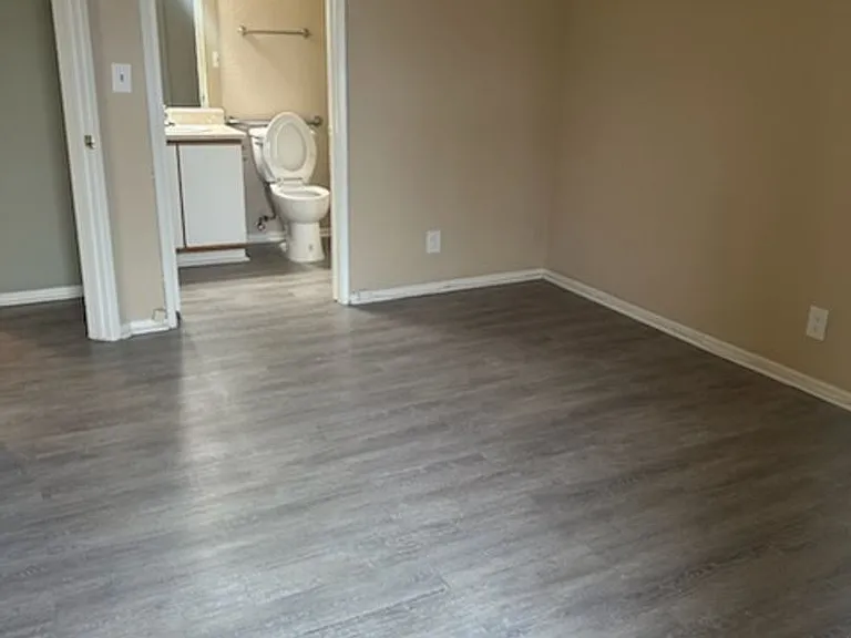 Russell Court Apartments — Photo 15