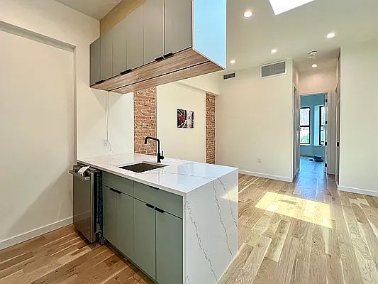 3rd image of 614 Bainbridge St #3R
