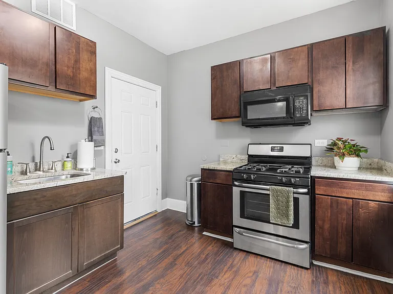 N Avers Ave — Photo 7