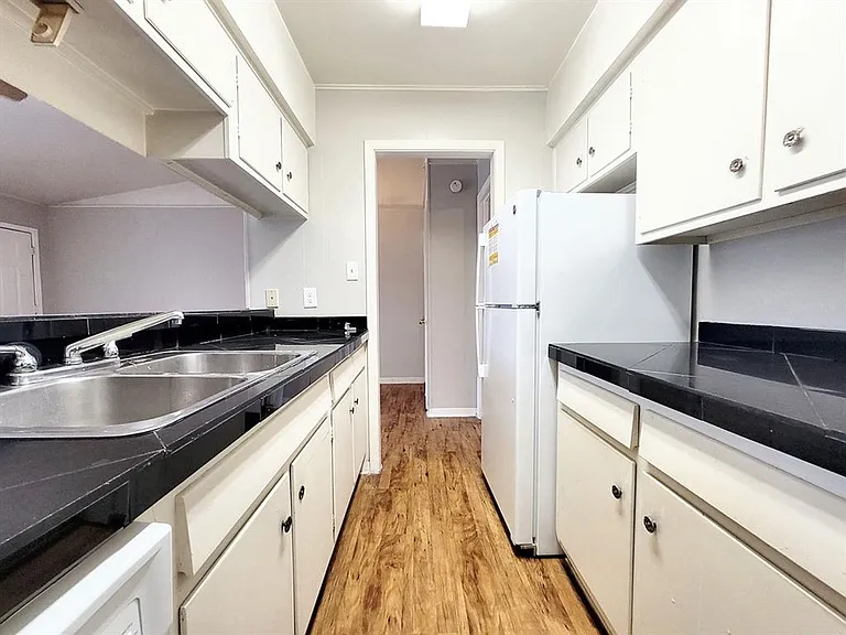 618 W 51st St #101 — Photo 14