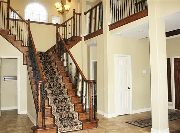 3rd image of 1604 Greenway Dr