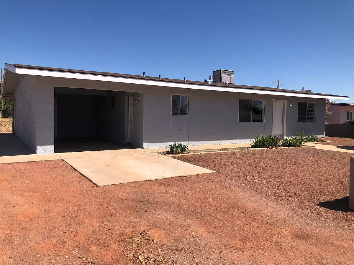 Building Photo - 1585 E College Dr